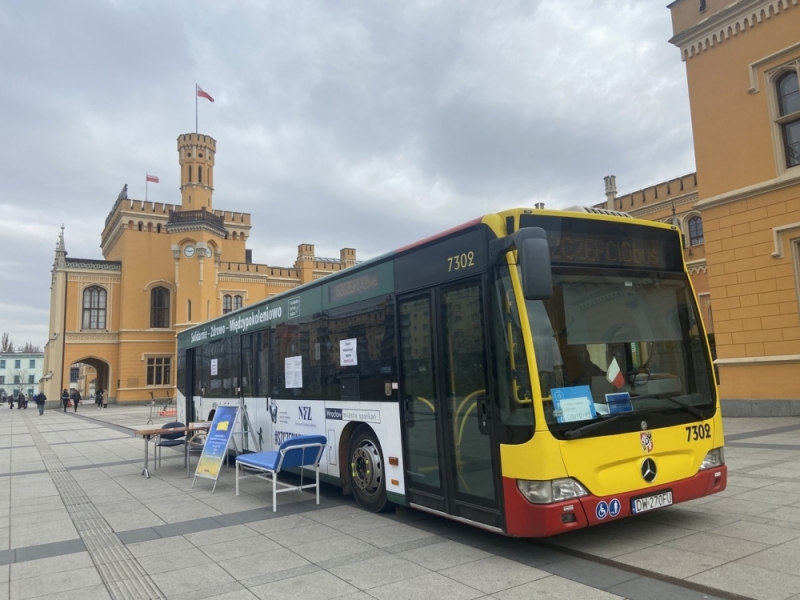 Wrocław: Szczepciobus przed dworcem. Tłumów nie ma - fot. Martyna Czerwińska