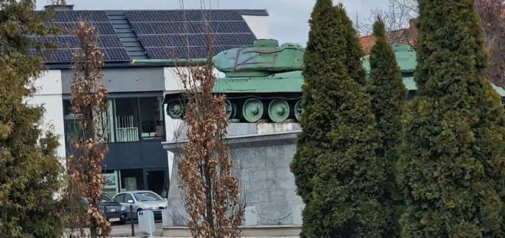 Symbol rosyjskiej inwazji na czołgu przed Cmentarzem Oficerów Radzieckich - fot. radiowroclaw.pl