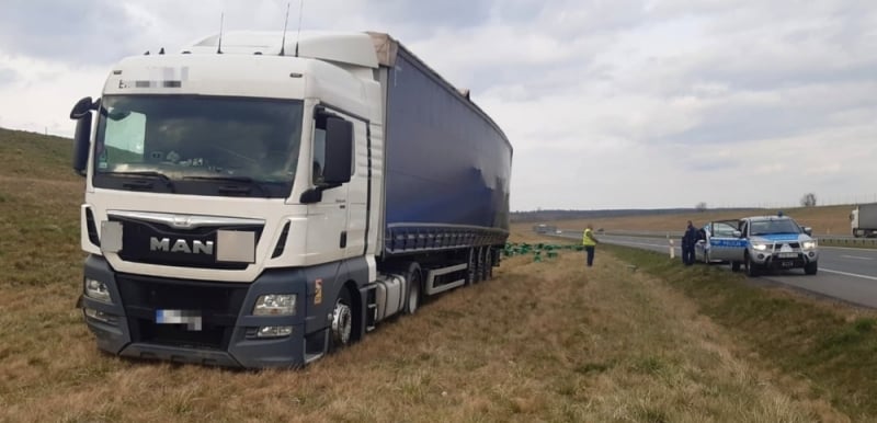Na S3 ciężarówka wypadła z drogi. Z naczepy wypadły skrzynki z piwem - Fot. 112 Polkowic