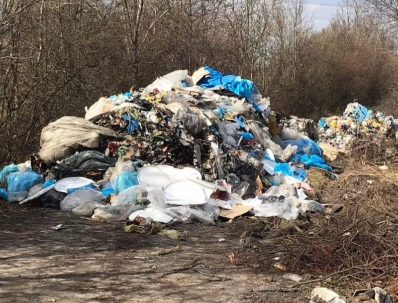 Wyrzucają śmieci i strażacy nie mogą szybko dostać się na A4 - fot. OSP KSRG Wierzbno