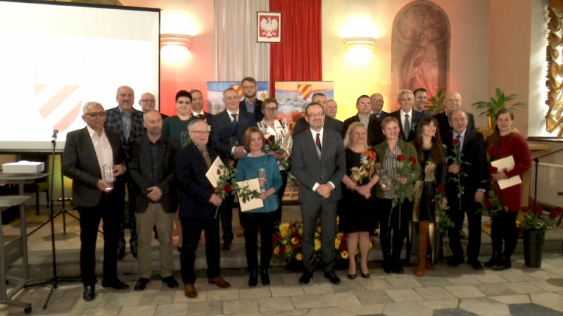 Najbardziej zasłużeni w powiecie kłodzkim docenieni "Różami Kłodzkimi" - fot. J. Wrona
