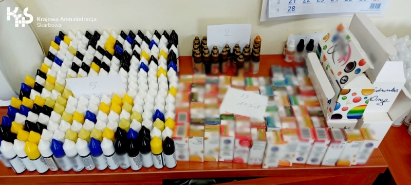KAS przejęła 50 litrów płynów do e-papierosów bez znaków akcyzy - fot. KAS