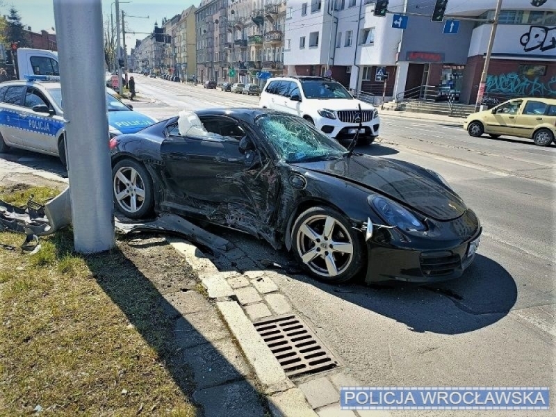 Wypadek na Trzebnickiej. Nissan wjechał w Porsche [FOTO] - fot. Policja