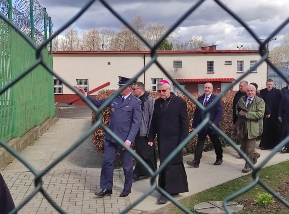 Biskup legnicki spotkał się z osadzonymi w zakładzie karnym w podlubańskiej Zarębie - fot. Piotr Słowiński
