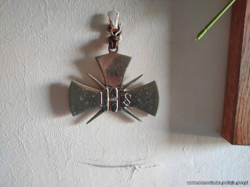 Pijani wtargnęli do kościoła i zniszczyli kropielnicę; usłyszeli zarzuty - fot. dolnośląska policja