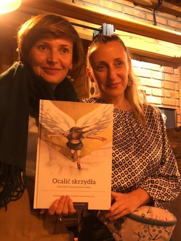 "Ocalić skrzydła. O potrzebach i emocjach dzieci w szkole". Rozmowa z autorką książki - Jowita Wowczak oraz Agnieszka Semanyszyn-Konat, autorka ilustracji