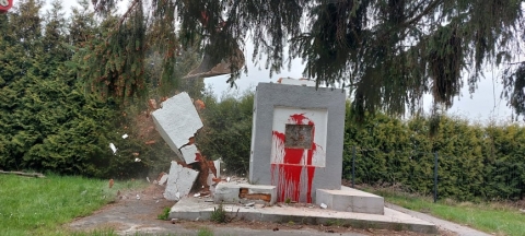 Runął pomnik poświęcony Armii Czerwonej w Garncarsku w gminie Sobótka - 11