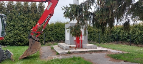 Runął pomnik poświęcony Armii Czerwonej w Garncarsku w gminie Sobótka - 12