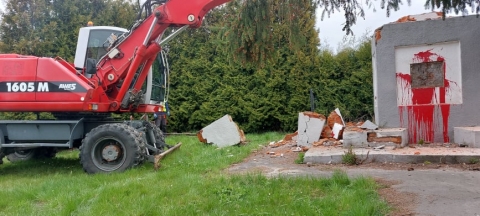 Runął pomnik poświęcony Armii Czerwonej w Garncarsku w gminie Sobótka - 14