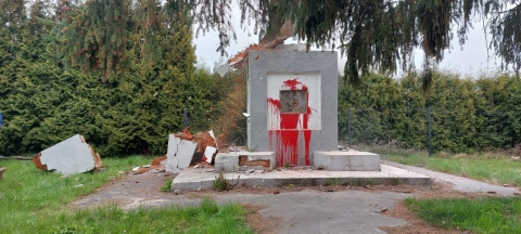 Runął pomnik poświęcony Armii Czerwonej w Garncarsku w gminie Sobótka - 0
