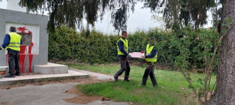 Runął pomnik poświęcony Armii Czerwonej w Garncarsku w gminie Sobótka - 2