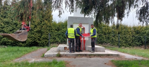 Runął pomnik poświęcony Armii Czerwonej w Garncarsku w gminie Sobótka - 5
