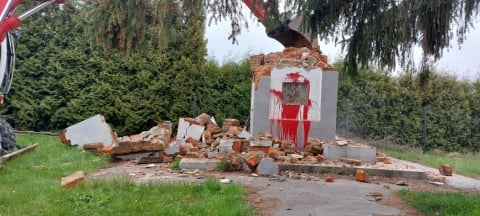 Runął pomnik poświęcony Armii Czerwonej w Garncarsku w gminie Sobótka - 6