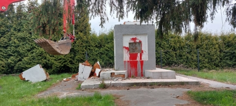 Runął pomnik poświęcony Armii Czerwonej w Garncarsku w gminie Sobótka - 7