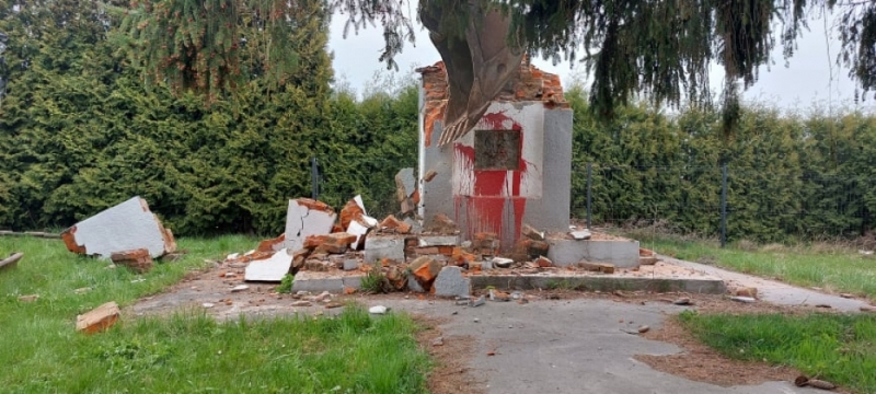 Runął pomnik poświęcony Armii Czerwonej w Garncarsku w gminie Sobótka – fot. Beata Makowska