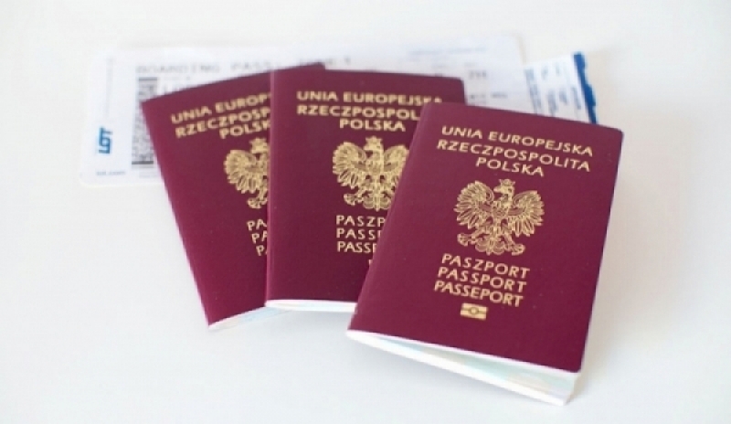 Kolejki od 3:30 - legniczanie masowo wyrabiają paszporty - fot. archiwum radiowroclaw.pl