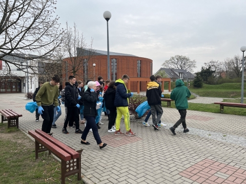 Uczniowie z Kątów Wrocławskich sadzą z ministrem drzewa - dziś Dzień Ziemi - 3
