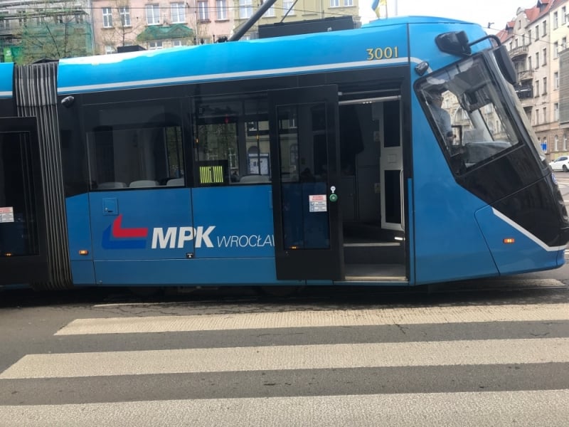 Wrocław: Wykoleił się tramwaj na Piastowskiej - fot. ML