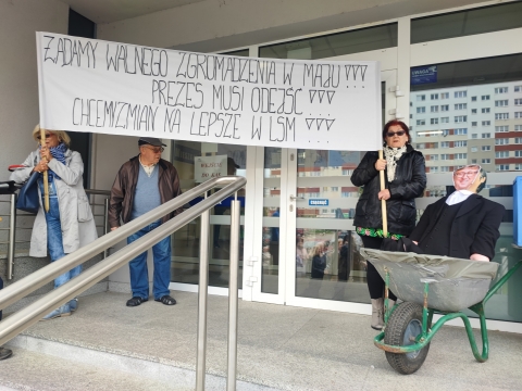 Chcą wywieźć na taczce prezesa Legnickiej Spółdzielni Mieszkaniowej - 0