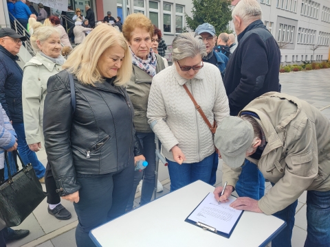 Chcą wywieźć na taczce prezesa Legnickiej Spółdzielni Mieszkaniowej - 1