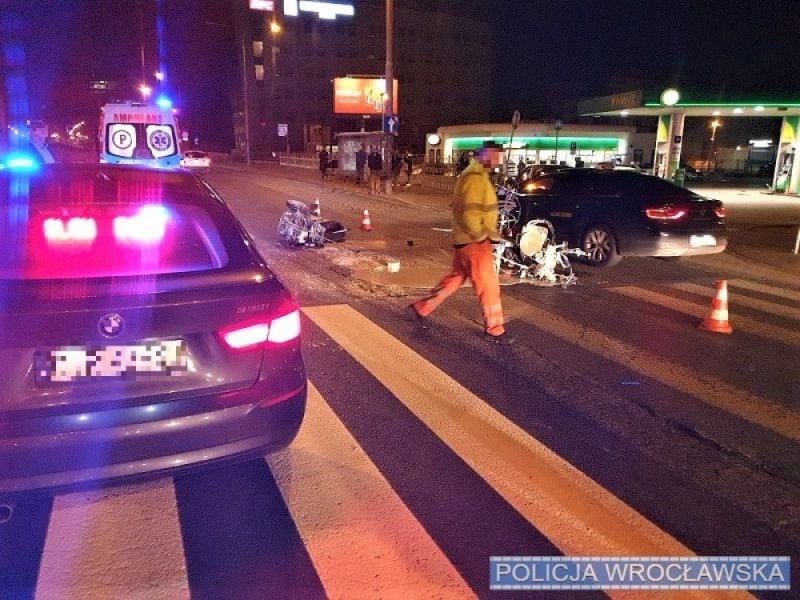 Groźny wypadek na Kromera. Samochód wjechał w maszynę do malowania pasów - fot. Policja Wrocław