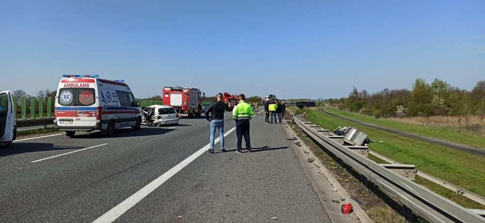 Wypadek na AOW/A8. Ciężarówka przebiła barierę i spadła ze skarpy [AKTUALIZACJA] - fot. Patryk