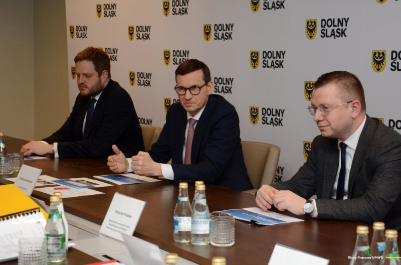 Premier Mateusz Morawiecki we Wrocławiu. Rozmawiał o budowie szpitala onkologiczno-pulmonologiczno-hematologicznego - fot. twitter/ Marcin Krzyżanowski