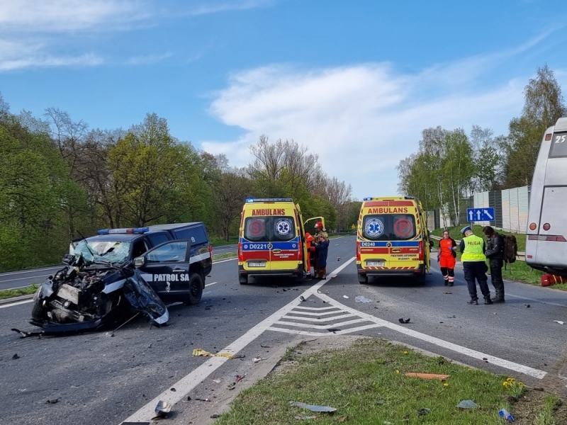 Poważny wypadek autokaru na DK333 w Polkowicach [ZDJĘCIA] - fot. FB 112 Polkowice