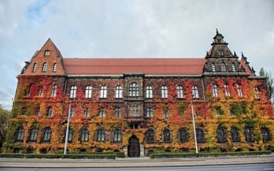 Eryka i Jan Drostowie. Wystawa szkła w Muzeum Narodowym we Wrocławiu