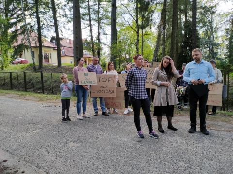 Cicha manifestacja przed Domem Wczasów Dziecięcych w Przemkowie  - 2