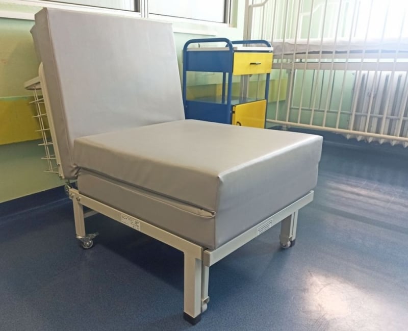 Meble dla dorosłych stanęły w dziecięcym oddziale legnickiego szpitala - Foto: WSS Legnica