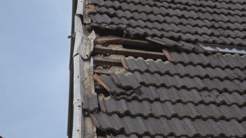 Myśleli, że to bomba. Kamień uszkodził dach budynku w Tłumaczowie - fot. Bartosz Szarafin