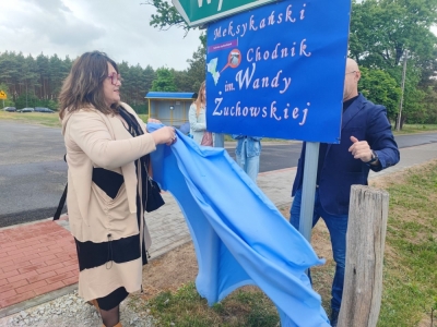 "Spacerujemy, spacerujemy". Mieszkańcy Jędrzych&oacute;wka świętują, bo w ich wsi powstał chodnik