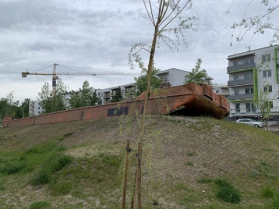 Na wrocławskim osiedlu stanęła barka... z lasem
