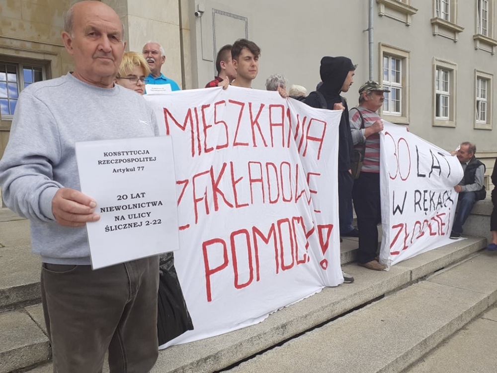 Tracą dach nad głową i co tydzień protestują przed Urzędem Wojewódzkim - fot. Elżbieta Osowicz