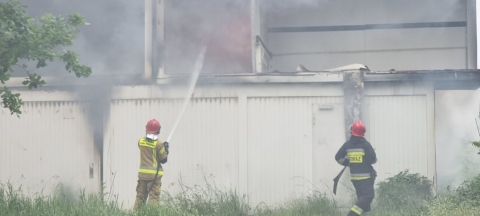 Płoną kontenery przy ul. Bajana - 1 osoba poszkodowana [DUŻO ZDJĘĆ] - 2