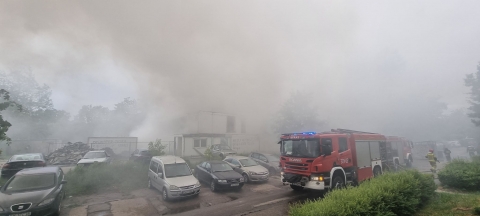 Płoną kontenery przy ul. Bajana - 1 osoba poszkodowana [DUŻO ZDJĘĆ] - 0
