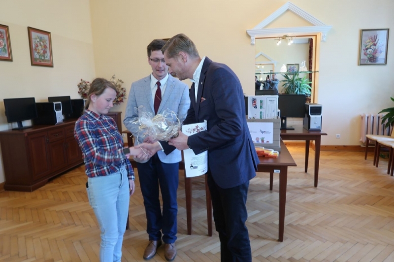 Wyjątkowy prezent z okazji Dnia Dziecka - LSSE przekazała komputery dzieciom z ośrodka w Szklarach - fot. Karolina Bieniek 