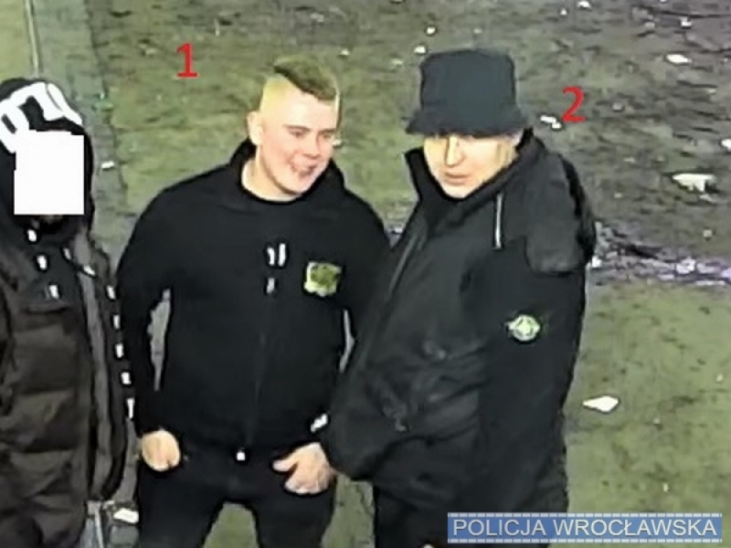 Wrocławska policja szuka sprawców pobicia [ZDJĘCIA Z MONITORINGU] - fot. Policja