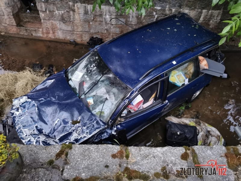 Zimny prysznic na koniec podróży. Nietypowa interwencja złotoryjskich strażaków - fot. Złotoryja 112