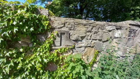 Mur z nagrobków. Historyczny depozyt dla przyszłych pokoleń, czy wstydliwa historia miasta? - 11