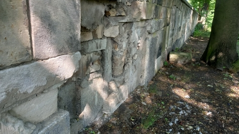 Mur z nagrobków. Historyczny depozyt dla przyszłych pokoleń, czy wstydliwa historia miasta? - 9