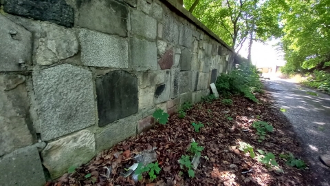 Mur z nagrobków. Historyczny depozyt dla przyszłych pokoleń, czy wstydliwa historia miasta? - 16