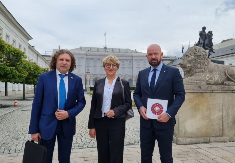 Samorządowcy przekazali prezydentowi Białą Księgę dot. wsparcia samorządów wobec kryzysu uchodźczego - fot. mat. prasowe