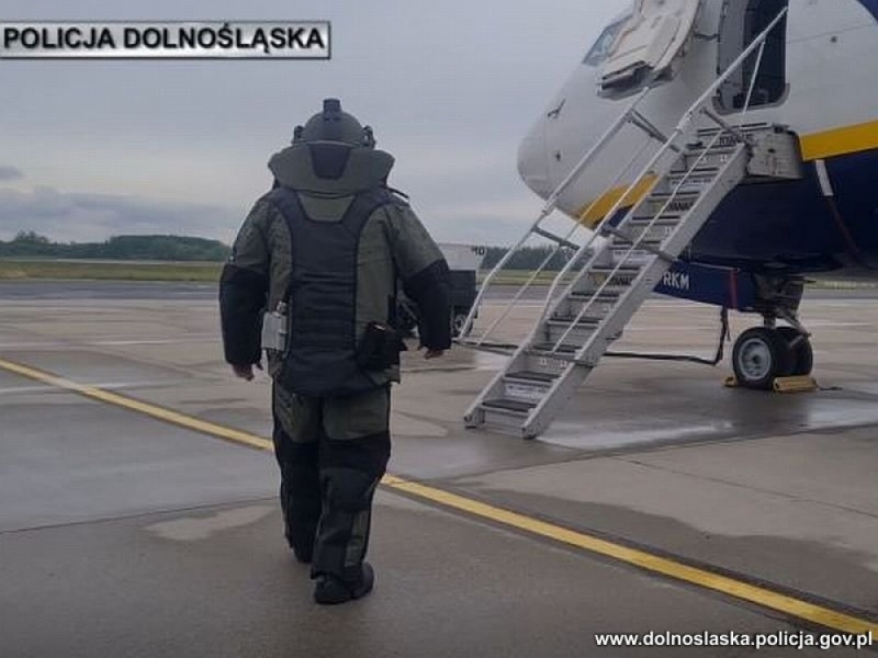 Bomba w samolocie. Tak z tajemniczym pakunkiem radzili sobie kontrterroryści [FILM] - fot. dolnośląska policja