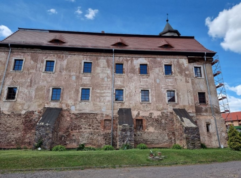 Ruszają kolejne prace konserwatorsko-remontowe w pałacu w Strudze  - fot. Bartosz Szarafin