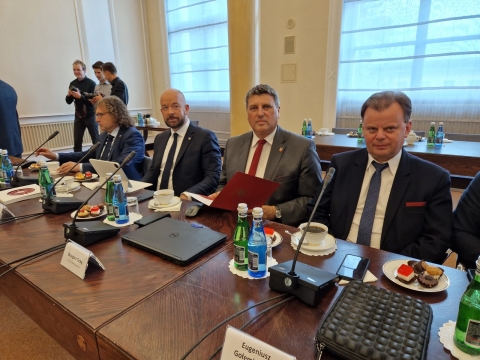 "Biała księga" już w rękach premiera - to efekt Okrągłego Stołu we Wrocławiu - 1