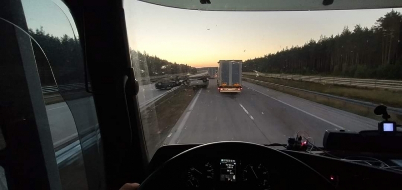 Kolizja na A4. Dachowała laweta - fot. Słuchacze