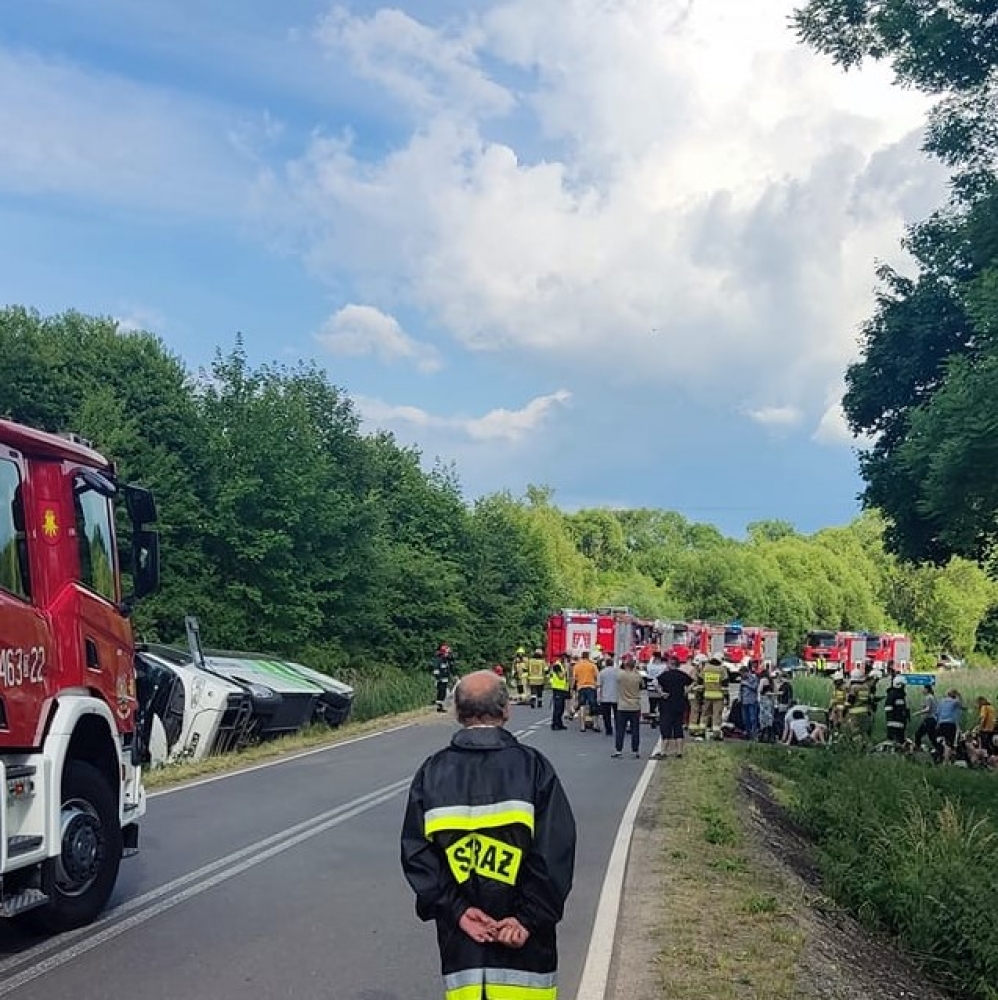 Zablokowana droga 386. Z drogi wypadł autokar  - Fot. Użycozne