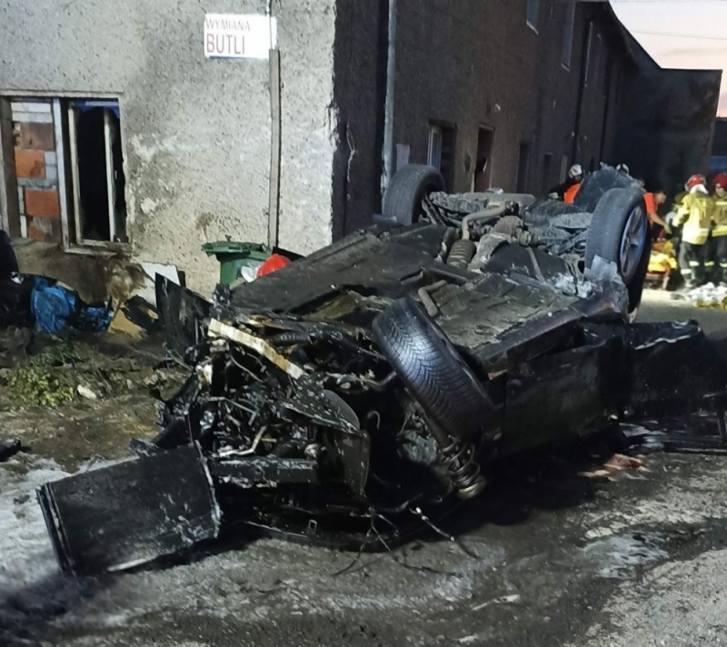 Auto wypadło z drogi i uderzyło w budynek. 6 osób w szpitalu [FOTO] - fot. OSP KSRG Wierzbno